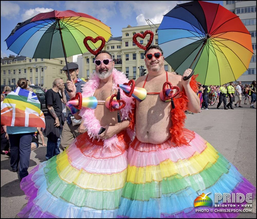 GAY MAN CELEBS FARA STEFNUMÓT