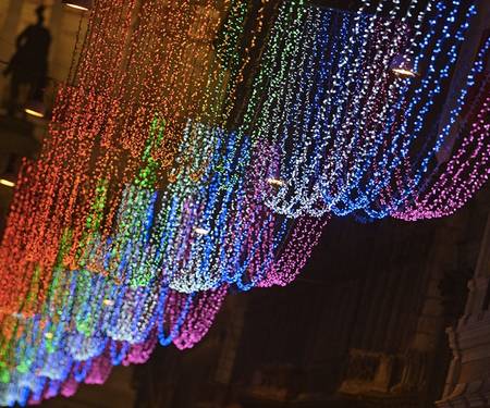En Roma, las luces navideñas " gay " brillan en Via del Corso