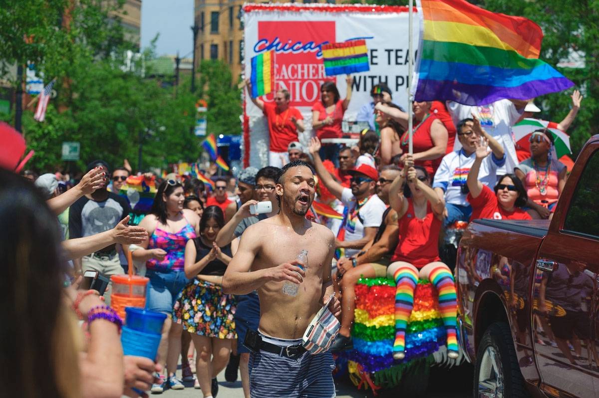 gay pride parade chicago pictures